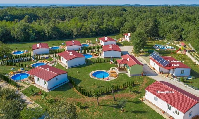 Tinjan Villa | Holiday house with private pool for 4-6 persons in the holiday park Jelovci