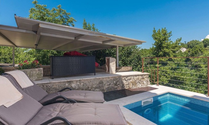 Pican Villa | Holiday house with small heated pool and grill terrace in an idyllic location.