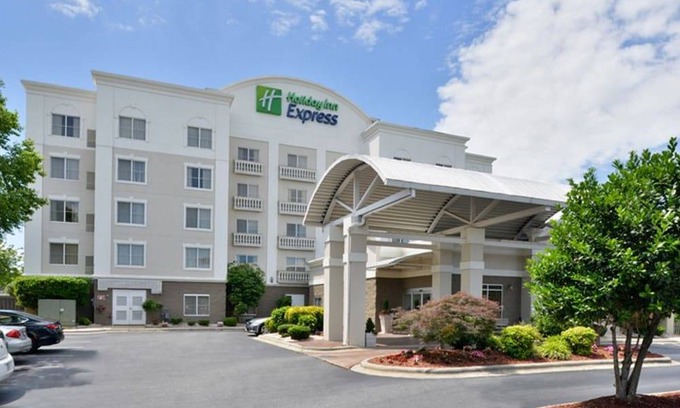 Mooresville Hotel | Holiday Inn Express Hotel & Suites Mooresville - Lake Norman, an IHG Hotel