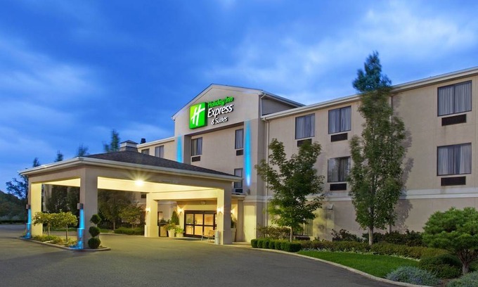 Alliance Hotel | Holiday Inn Express & Suites Alliance, an IHG Hotel