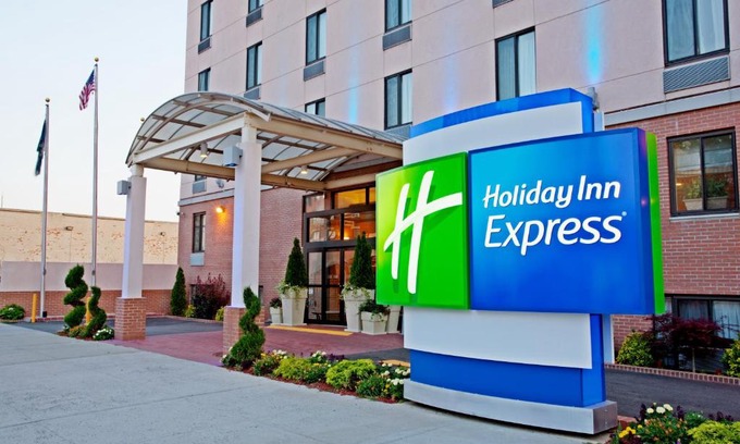 Gowanus Hotel | Holiday Inn Express Brooklyn, an IHG Hotel