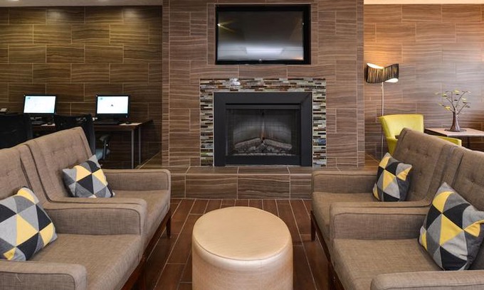 West Omaha Hotel | Holiday Inn Express Hotel & Suites Omaha West