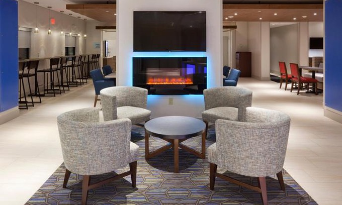 Roseville Hotel | Holiday Inn Express Roseville-St Paul
