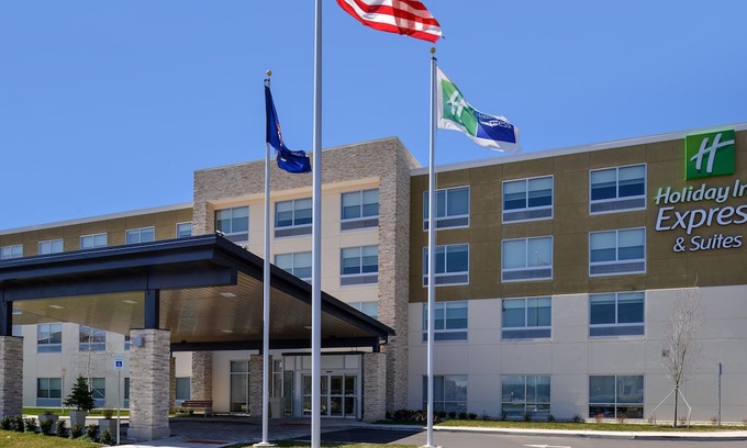 Brighton Hotel | Holiday Inn Express & Suites Brighton South - US 23, an Ihg Hotel