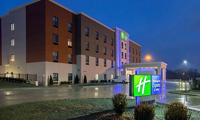 Crosswoods Hotel | Holiday Inn Express & Suites Columbus - Worthington, an Ihg Hotel