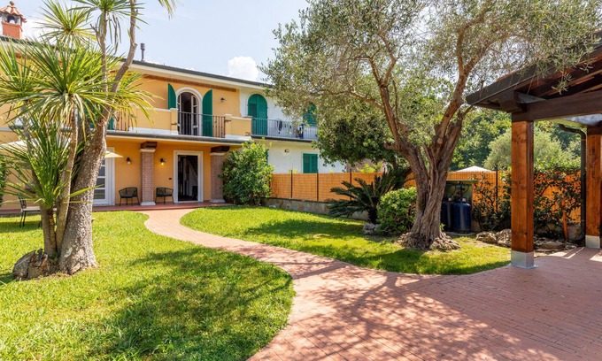 Capanne-Prato-Cinquale House | Holiday Home 'Villa Rustica 2' with Lake View, Shared Garden and Air Conditioning