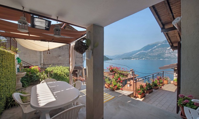 Fiumelatte House | Holiday Home 'La Nostra Casa Di Fiume' with Lake View, Balcony and Wi-Fi