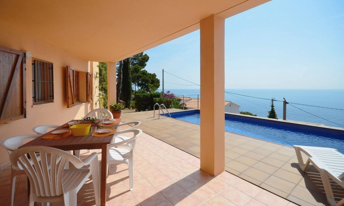 Aiguablava Apartment | Holiday rental apartment with swimming pool in Begur, Sa Tuna