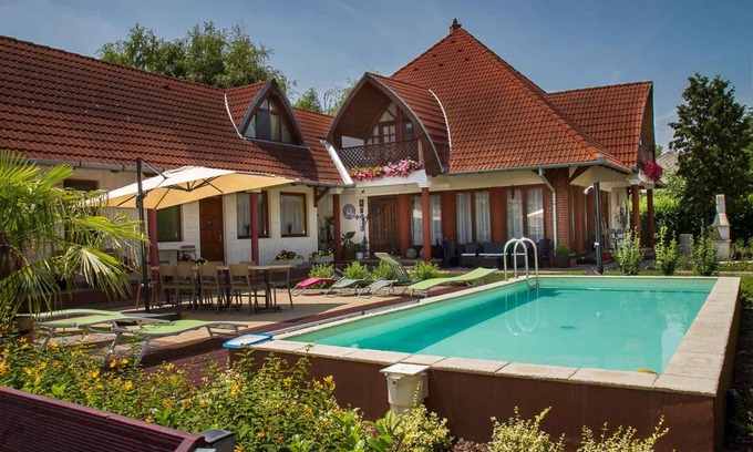 Balatonkeresztur Cabin | Holiday room in an apartment house with pool and internet