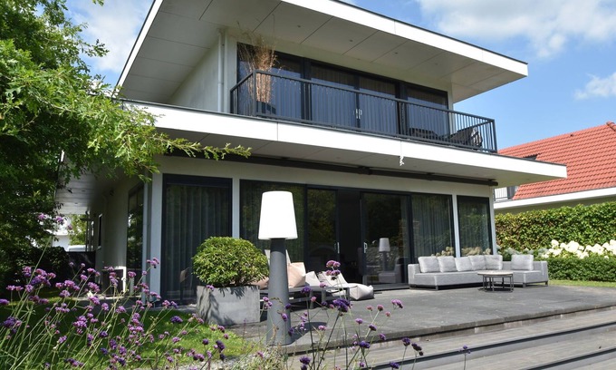 Zeewolde House | Holiday villa Water no. 336 | Luxury 10-person villa with Jacuzzi, Barrel Sauna and private jetty. Spacious garden with lots of privacy, large balcony and pet friendly. Located at Villa Resort Harderwold, near Harderwijk and the Veluwemeer!
