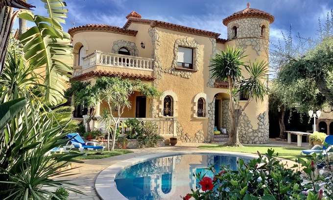 Miami Platja House | Holiday villas Isla Romantica with a beautiful garden, pool, 120 m from the sandy beach