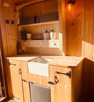 Crick Other | Holly Hut Farm Stay with Hot Tub