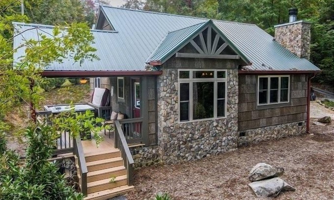 Bryson City Cabin | Holly's Hideaway Hot tub 2 King Beds Mountain View Convenient Location