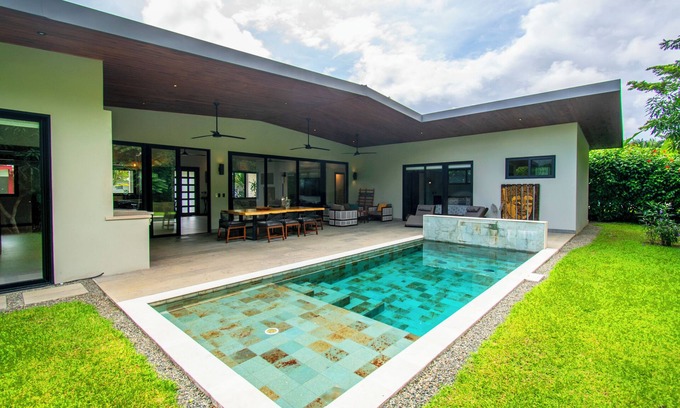 Uvita Villa | Hollywood House, walk 2 beach, 4 bdrs!