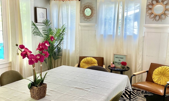 Hollywood House | Hollywood house with parking & backyard, walk to attractions
