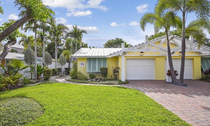 Holmes Beach Cottage | Holmes Beach Cottage Steps to the Beach with Heated Pool!