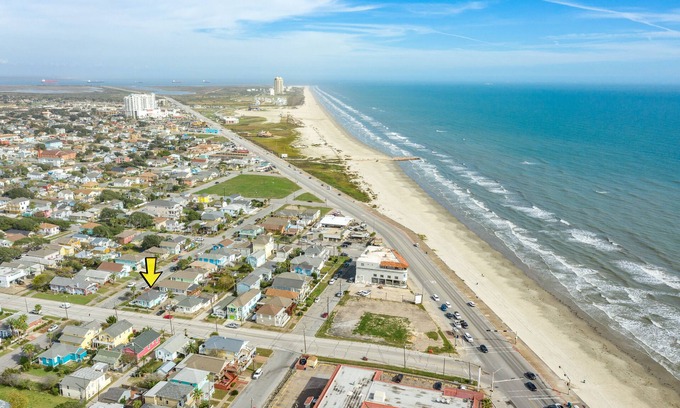 San Jacinto House | Home 2 Blocks from the Beach w/Small Porch, Washer/Dryer, A/C, 2 Bikes - Dogs OK