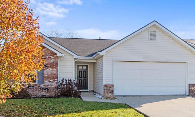 Fort Wayne House | Home for 5 w/Garage and Yard