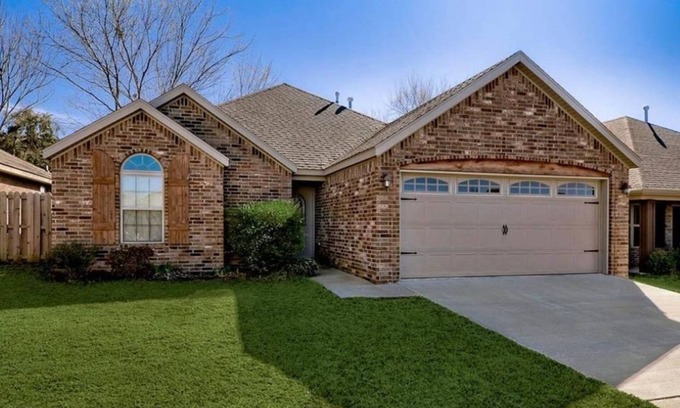 Fayetteville House | Home for the whole family in the middle of town.