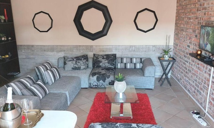 Port Elizabeth Apartment | Home from Home - Self catering