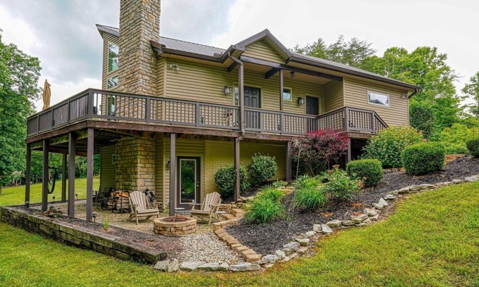 Carbon Hill House | Home in the Hills on 35 acres with private trails near Hocking Hills