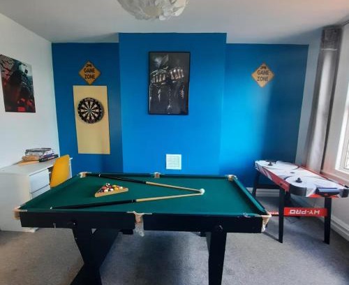 Leeds House | Home in Woodhouse, Leeds,Free 4 Car Parking,Free WiFi