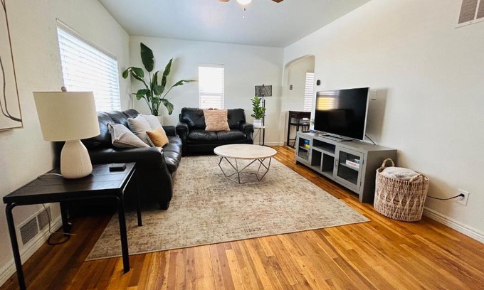 South Boise Village House | Home Sweet Idahome, feels like home with all the decor you wish you could afford King bed in master, fully fenced dog friendly yard, a few blocks from BSU and downtown Boise, Your perfect stay!