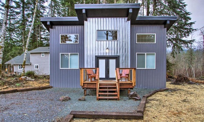 Paradise Estates House | Home with Hot Tub Less Than 5 Miles to Rainier National Park