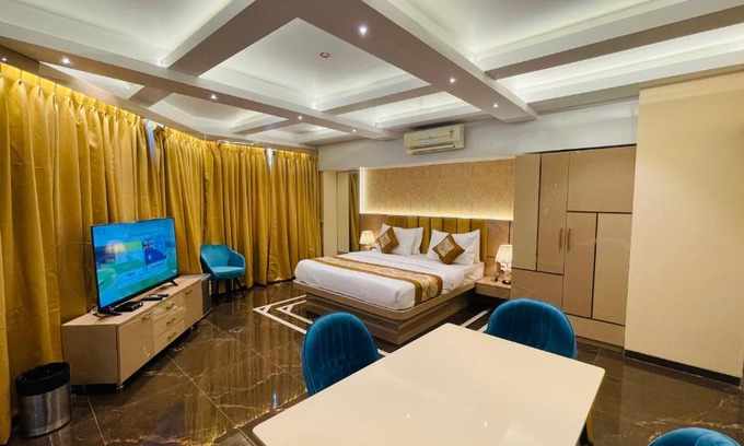 Four Bungalows Hotel | Home2 Renaissance Club