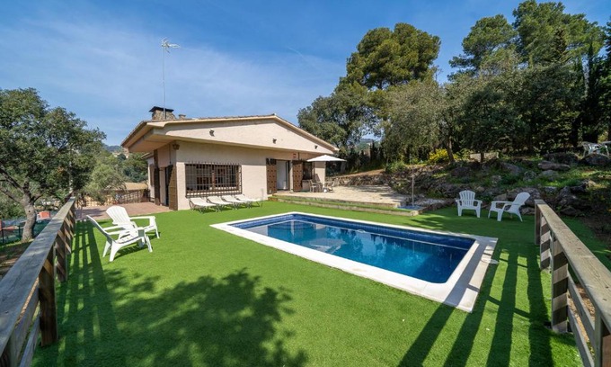 Santa Susanna Villa | HomeHolidaysRentals Velur
