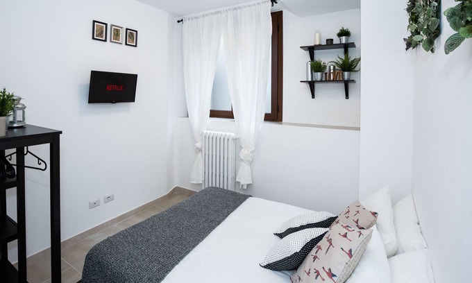 Crescenzago House | HomeHotel - Paruta 65 Teti