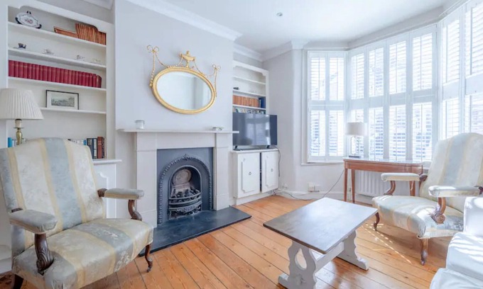 Hammersmith Broadway Apartment | Homely 2 Bed Home in West London