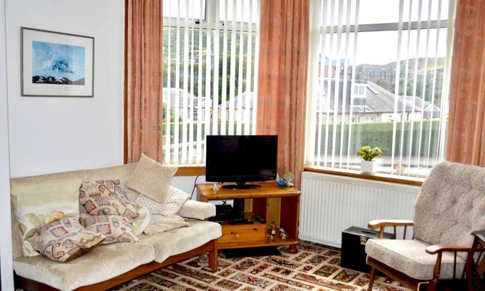 Restalrig Apartment | Homely 2 Bed with Arthur Seat Views