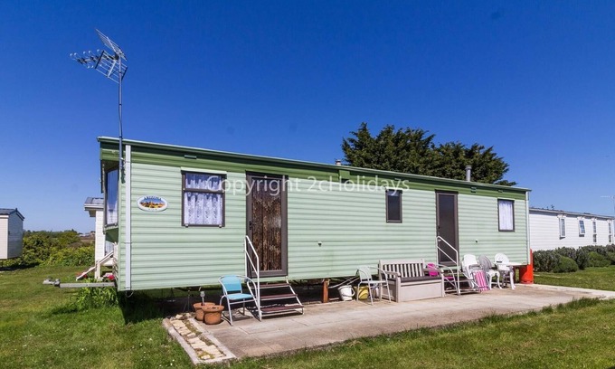 Clacton-on-Sea House | Homely 8 berth caravan for hire at St Osyth, near Clacton-on-Sea ref 28081FV