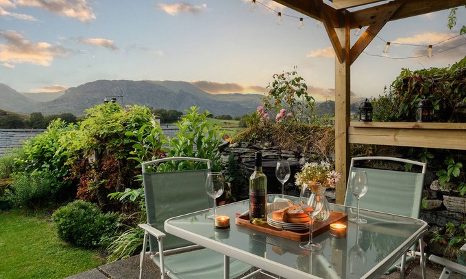 Manod House | Homely cottage & garden with mountain-view.
