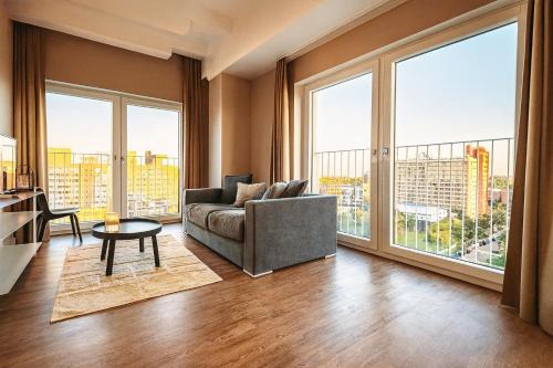 Schwanheim Apartment | Homely! Skyview 2-Room Apartment, Airport, Fair, Rooftop, Gym!