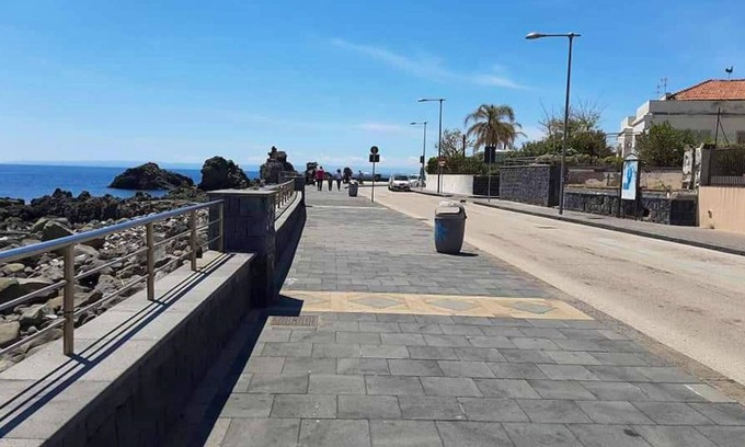Aci Trezza Apartment | Homerez - 10m from the beach! Apartment for 3 people in Aci Trezza
