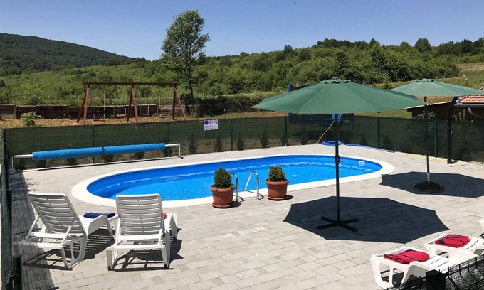 Rakovica Apartment | Homerez - Appartement 15 km away from the slopes for 2 ppl. with shared pool