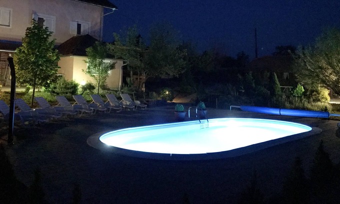 Rakovica Apartment | Homerez - Appartement 15 km away from the slopes for 2 ppl. with shared pool