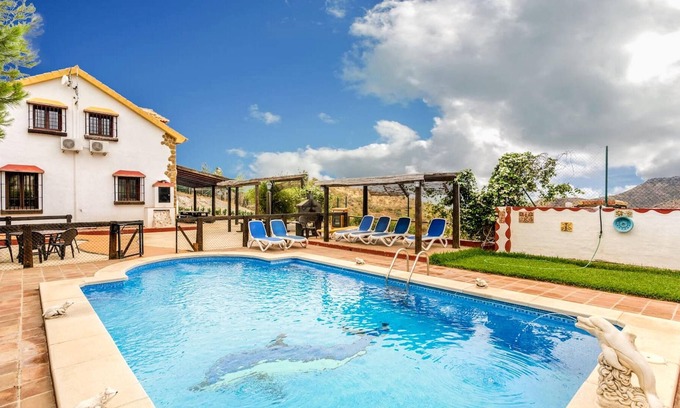 Almogia Villa | Homerez - Big villa for 16 ppl. with swimming-pool at Almogía