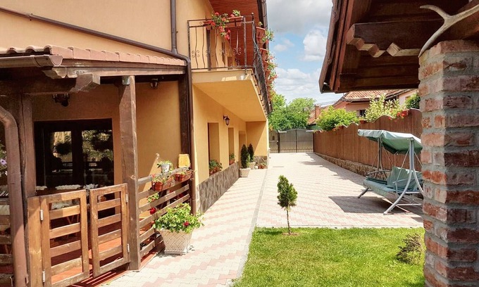 Brasov House | Homerez - Charming House in Săcele with Garden View + BBQ