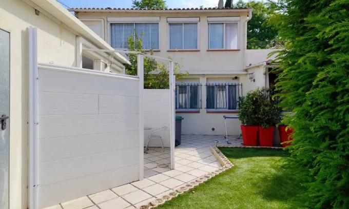 Malpasse Apartment | Homerez - Charming Studio in Marseille with Garden 15 m²