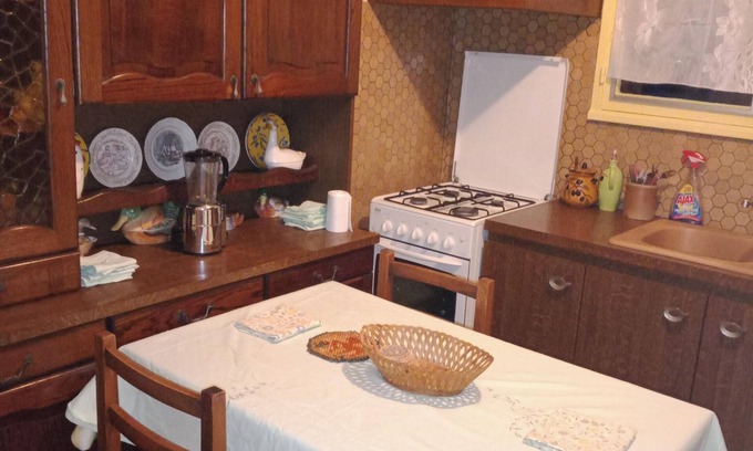 Montlucon House | Homerez - Comfortable house in Montluçon with secluded garden