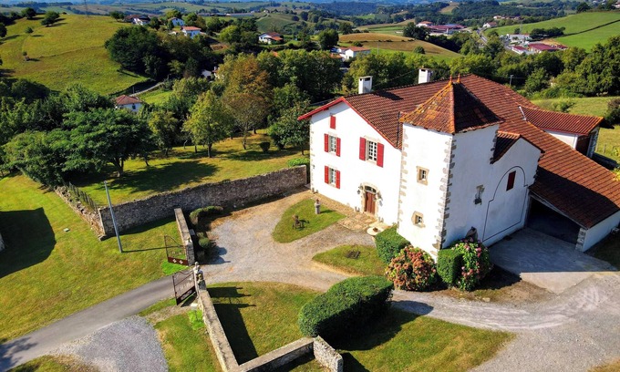 Bardos House | Homerez - Comfortable House in Bardos with Mountain View