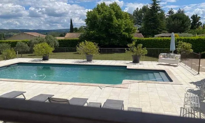 La Tour-d'Aigues Villa | Homerez - Cosy villa La Tour-d'Aigues