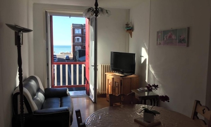 Mers-les-Bains Apartment | Homerez - Mers-les-Bains apt, sea view
