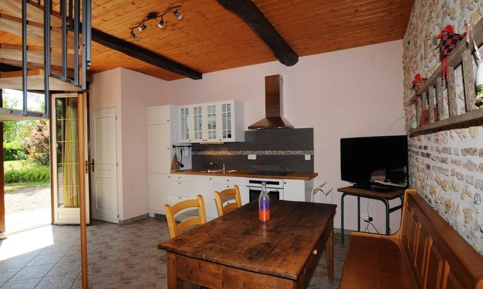 Avrilly House | Homerez - Nice house for 5 ppl. with shared pool and garden at Avrilly
