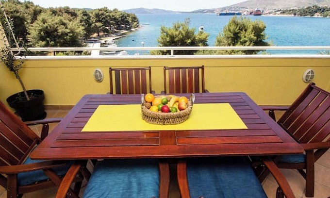 Trogir Apartment | Homerez - Spacious Apartment in Trogir with Parking