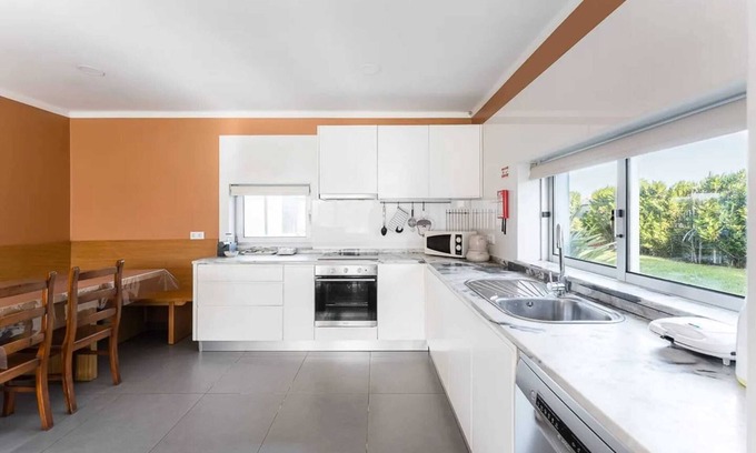 Apulia e Fao House | Homerez - Spacious House in Esposende with Private Parking