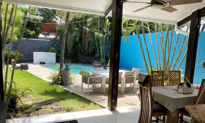 Centre-Ville Villa | Homerez - Villa for 4 ppl. with swimming-pool, garden and terrace at St Pierre